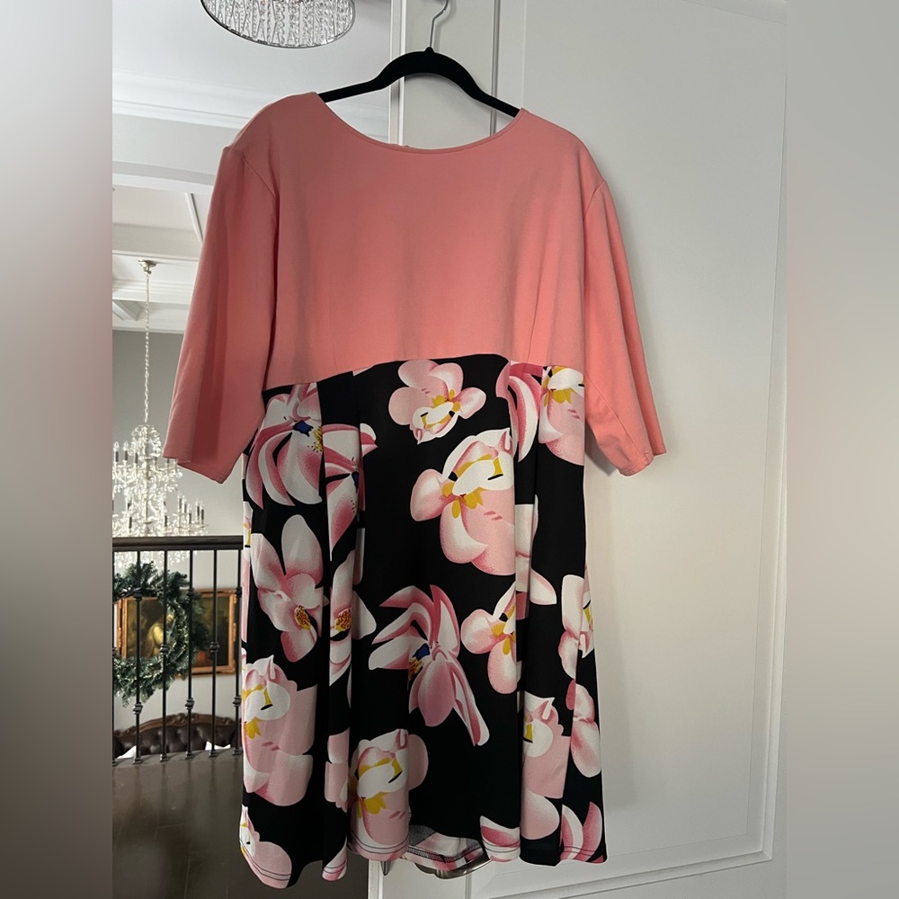 SOLD.New floral dress in plus size.